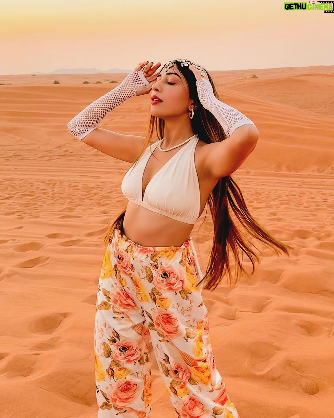 Ruma Sharma Instagram - The temperature is high here but so is my mood ✨ #dubaidesert . . #rumasharma #dubaidesertsafari #desertphotography #sunandsand #goldenhourlight #sundowner #dubaitravel #dubaitravelblogger #travelwithlove Dubai Desert
