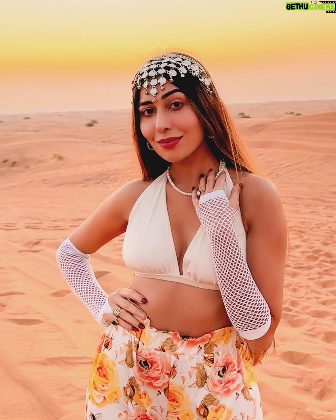 Ruma Sharma Instagram - The temperature is high here but so is my mood ✨ #dubaidesert . . #rumasharma #dubaidesertsafari #desertphotography #sunandsand #goldenhourlight #sundowner #dubaitravel #dubaitravelblogger #travelwithlove Dubai Desert
