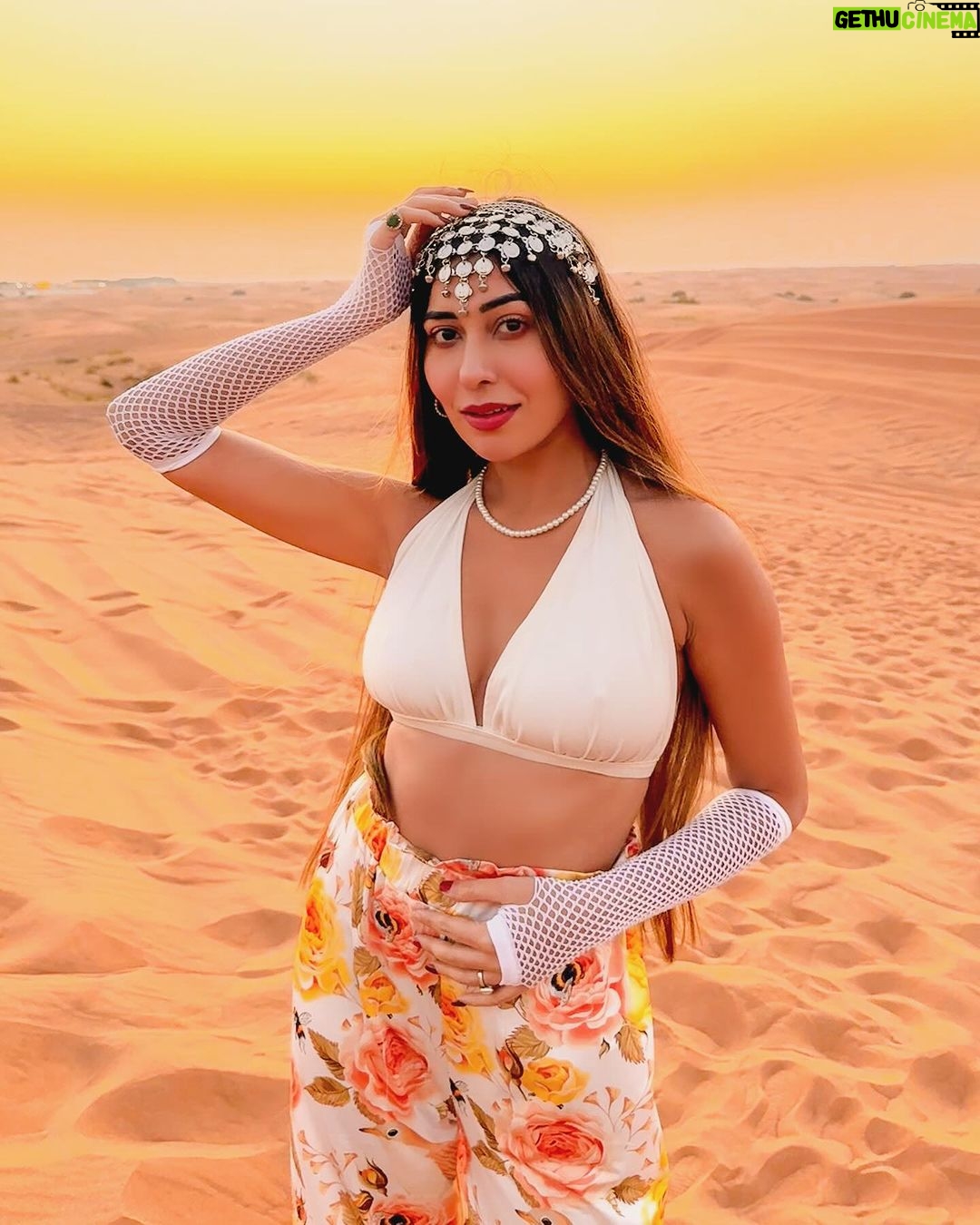 Ruma Sharma Instagram - The temperature is high here but so is my mood ✨ #dubaidesert . . #rumasharma #dubaidesertsafari #desertphotography #sunandsand #goldenhourlight #sundowner #dubaitravel #dubaitravelblogger #travelwithlove Dubai Desert