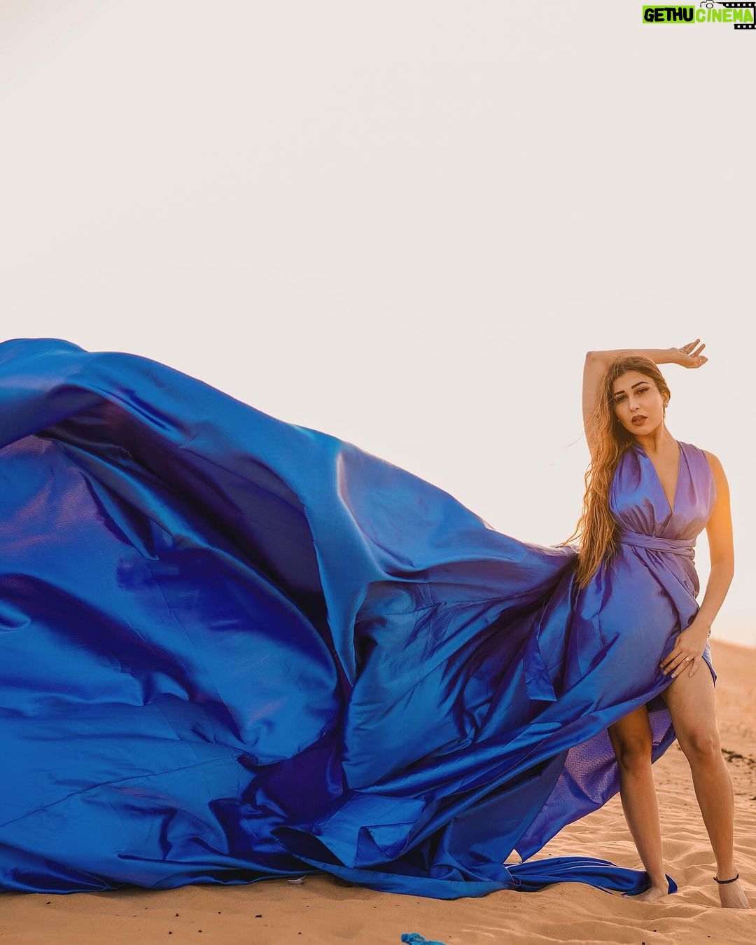 Ruma Sharma Instagram - All good things are wild and free 🦋 . Edit by - @wasey_rock69 . #dubaidesertsafari #rumasharma #desertphotoshoot #desertphotoshoot #flyingdress #flyingdressphotoshoot Desart Safari Dubai