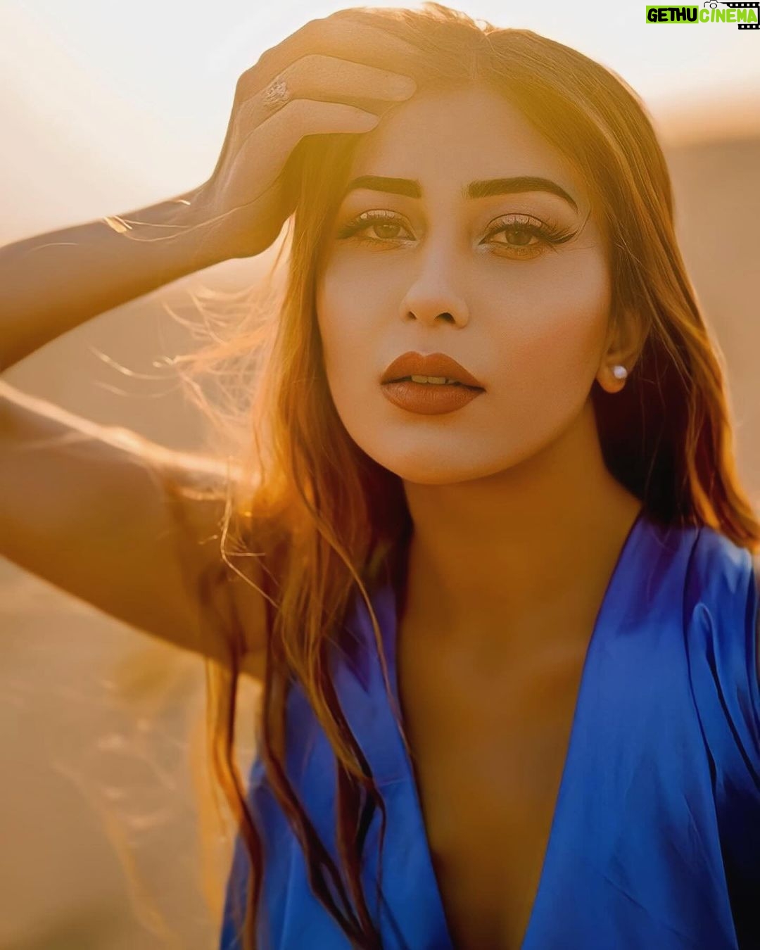 Ruma Sharma Instagram - All good things are wild and free 🦋 . Edit by - @wasey_rock69 . #dubaidesertsafari #rumasharma #desertphotoshoot #desertphotoshoot #flyingdress #flyingdressphotoshoot Desart Safari Dubai