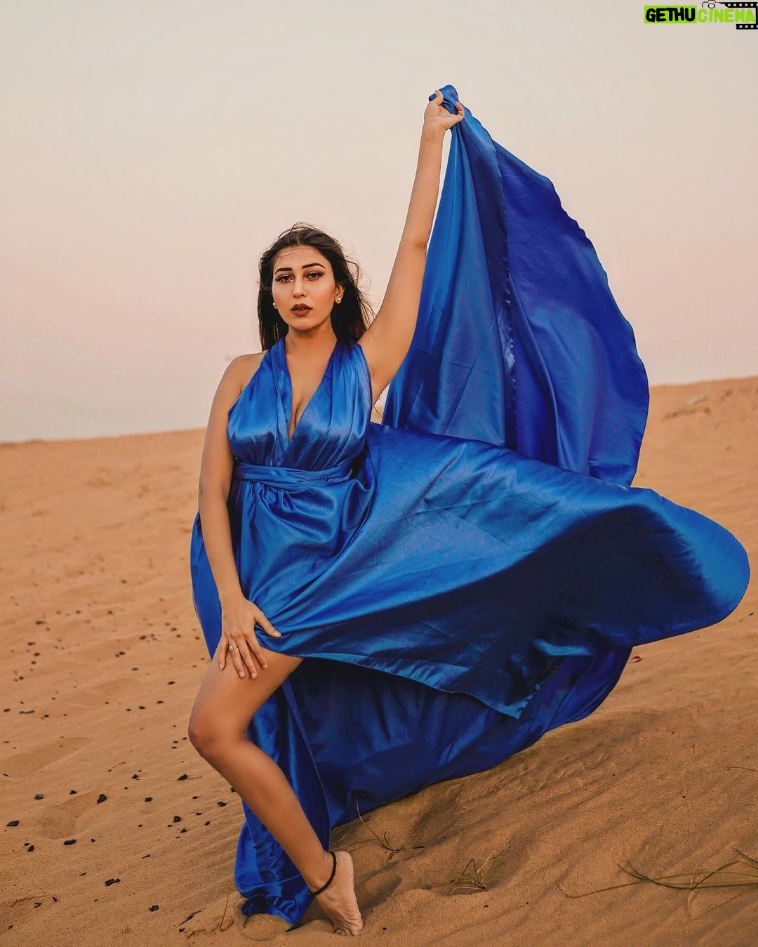 Ruma Sharma Instagram - All good things are wild and free 🦋 . Edit by - @wasey_rock69 . #dubaidesertsafari #rumasharma #desertphotoshoot #desertphotoshoot #flyingdress #flyingdressphotoshoot Desart Safari Dubai