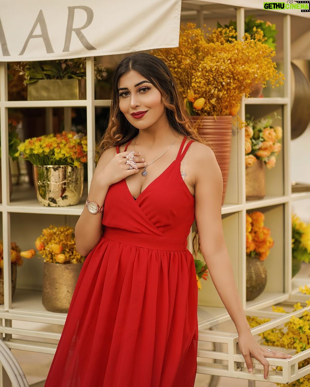 Ruma Sharma Instagram - Finding paradise wherever I go 🦋 . . Edit by - @wasey_rock69 . #rumasharma #traveltheworldwithme #travelphotographyoftheday #dubaitravelblogger #dubaiblogger #dubaidiaries❤️ Dubai, United Arab Emirates