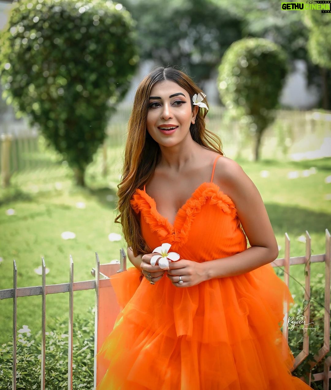 Ruma Sharma Instagram - Wherever you go, let the fairies guide you đ¸ . Shot by - @rajveermultanii HMUA - @fara.charm #rumasharma #fairyaesthetic #orangegown #gowndress #fairygowns #loveforgownsâ¤ď¸ India