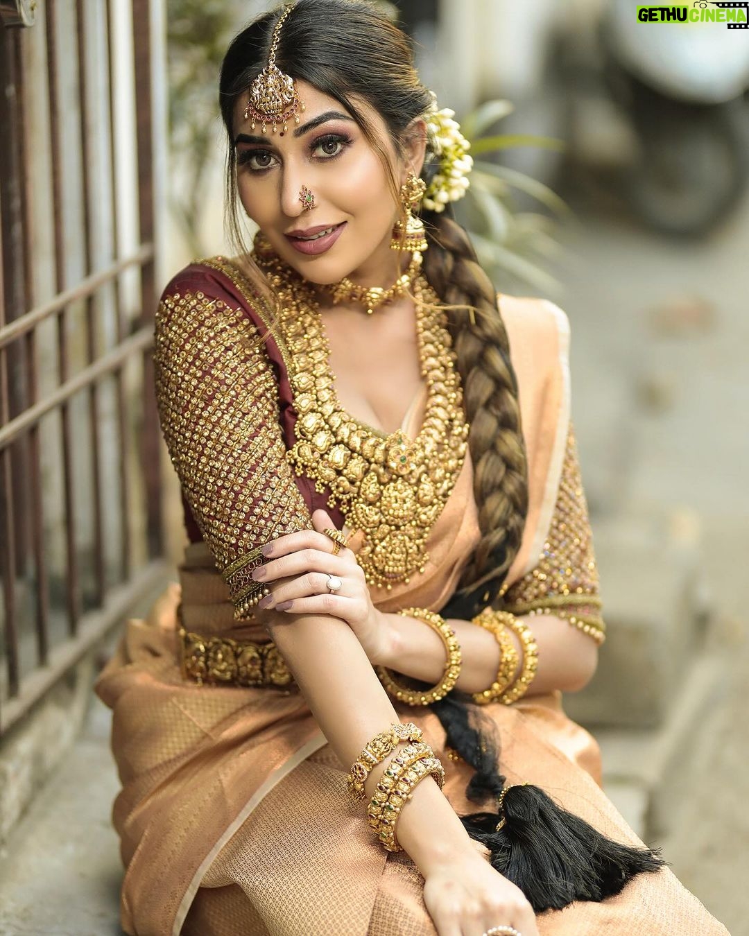 Ruma Sharma Instagram - अधूरी थी ज़रा सी मैं पूरी हो रही हूँ तेरी सादगी में होके चूर 🤍 . #southindianlook #rumasharma #southindianfashion #southindianactress #southindianmakeup Chennai,Tamilnadu