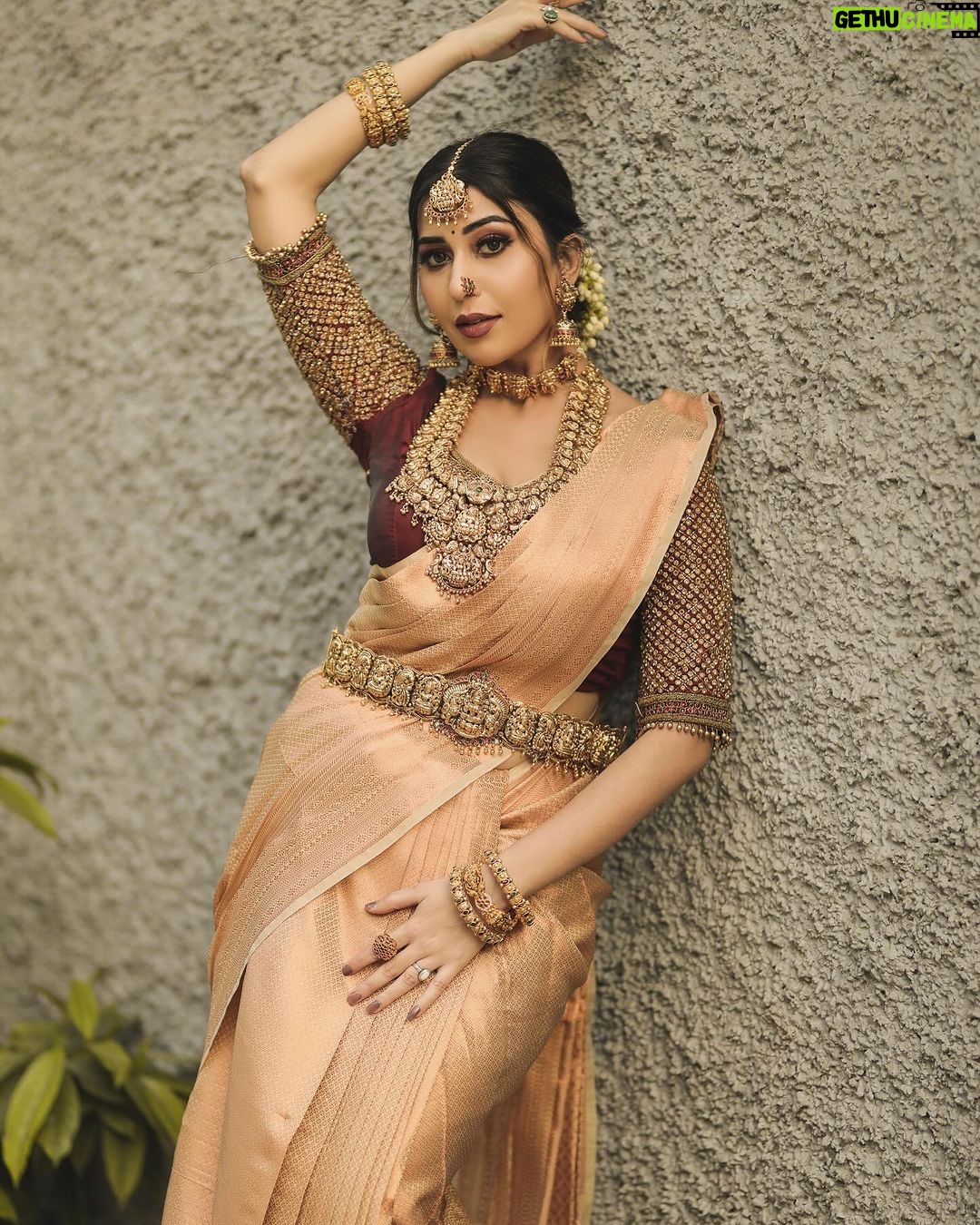 Ruma Sharma Instagram - अधूरी थी ज़रा सी मैं पूरी हो रही हूँ तेरी सादगी में होके चूर 🤍 . #southindianlook #rumasharma #southindianfashion #southindianactress #southindianmakeup Chennai,Tamilnadu
