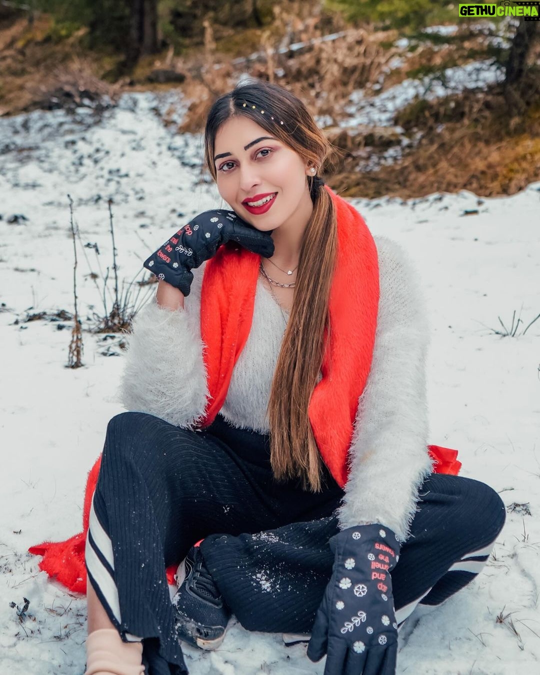 Ruma Sharma Instagram - Take me back to those good old days again ❤️ . Shot by - @gauravrj.photography Edit by - @wasey_rock69 . #manalisnow #mountainlover #rumasharma #traveldays #snowlife #manalisnow #manalidiaries😍 Woodzo Stays