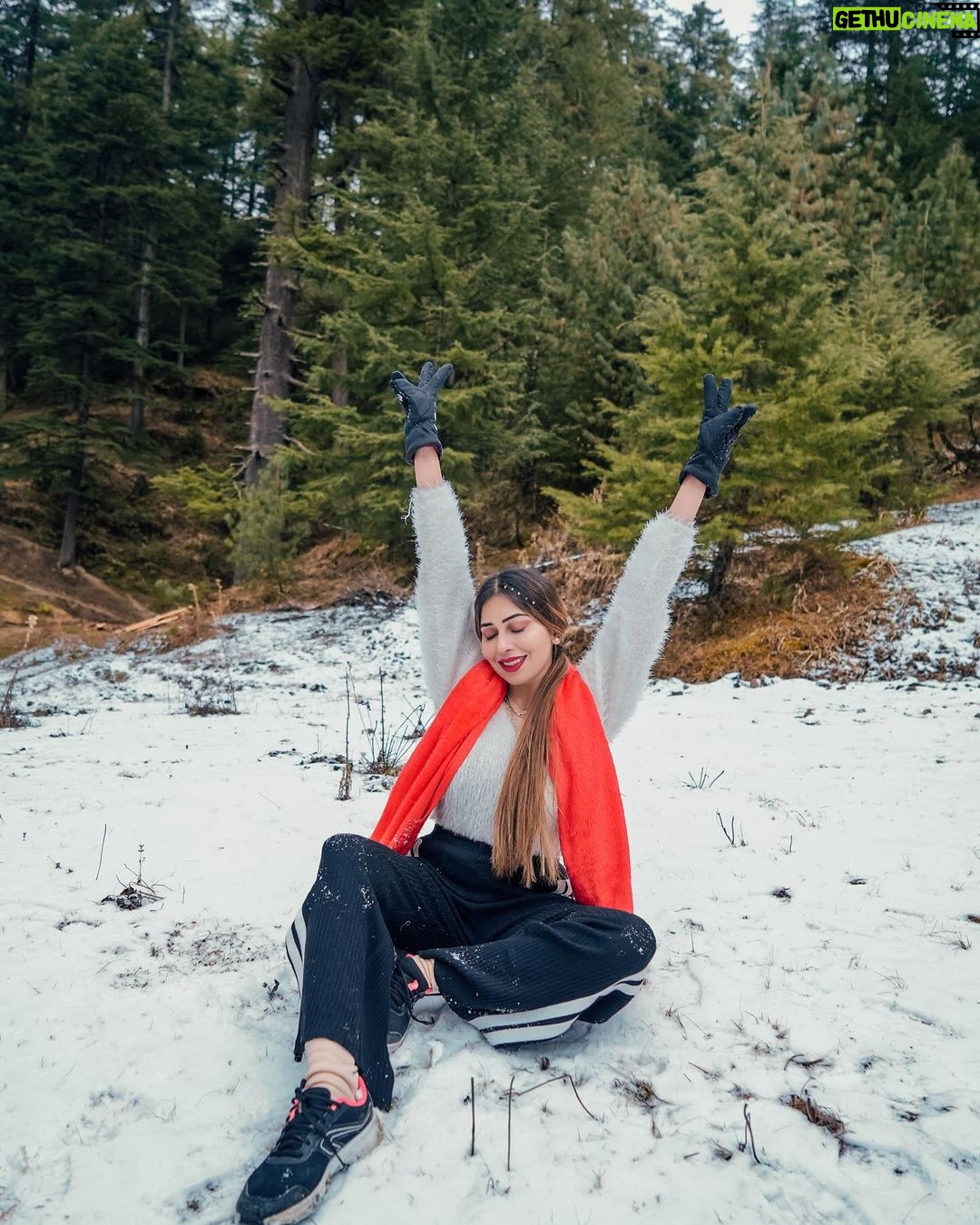 Ruma Sharma Instagram - Take me back to those good old days again ❤️ . Shot by - @gauravrj.photography Edit by - @wasey_rock69 . #manalisnow #mountainlover #rumasharma #traveldays #snowlife #manalisnow #manalidiaries😍 Woodzo Stays