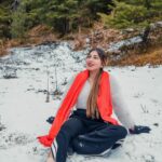 Ruma Sharma Instagram - Take me back to those good old days again ❤️ . Shot by - @gauravrj.photography Edit by - @wasey_rock69 . #manalisnow #mountainlover #rumasharma #traveldays #snowlife #manalisnow #manalidiaries😍 Woodzo Stays