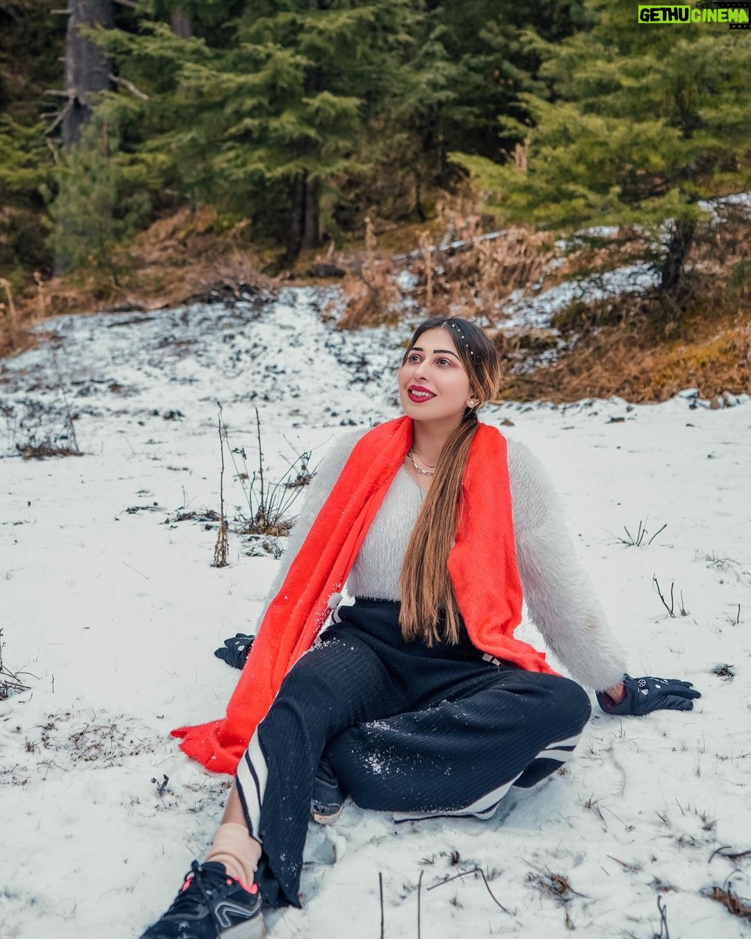 Ruma Sharma Instagram - Take me back to those good old days again ❤️ . Shot by - @gauravrj.photography Edit by - @wasey_rock69 . #manalisnow #mountainlover #rumasharma #traveldays #snowlife #manalisnow #manalidiaries😍 Woodzo Stays