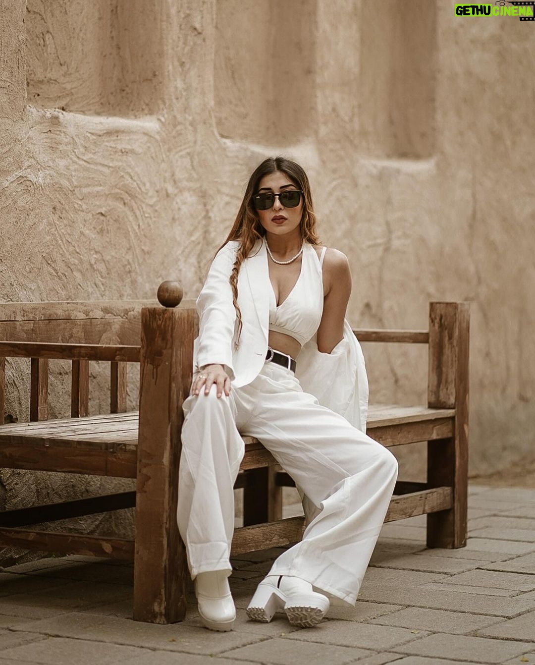 Ruma Sharma Instagram - Why chase you when I’m the catch? . . Shot by - @midhun.mohan_ . #throwbacksaturday #dubaidiaries #rumasharma #bossbabelife #formallook