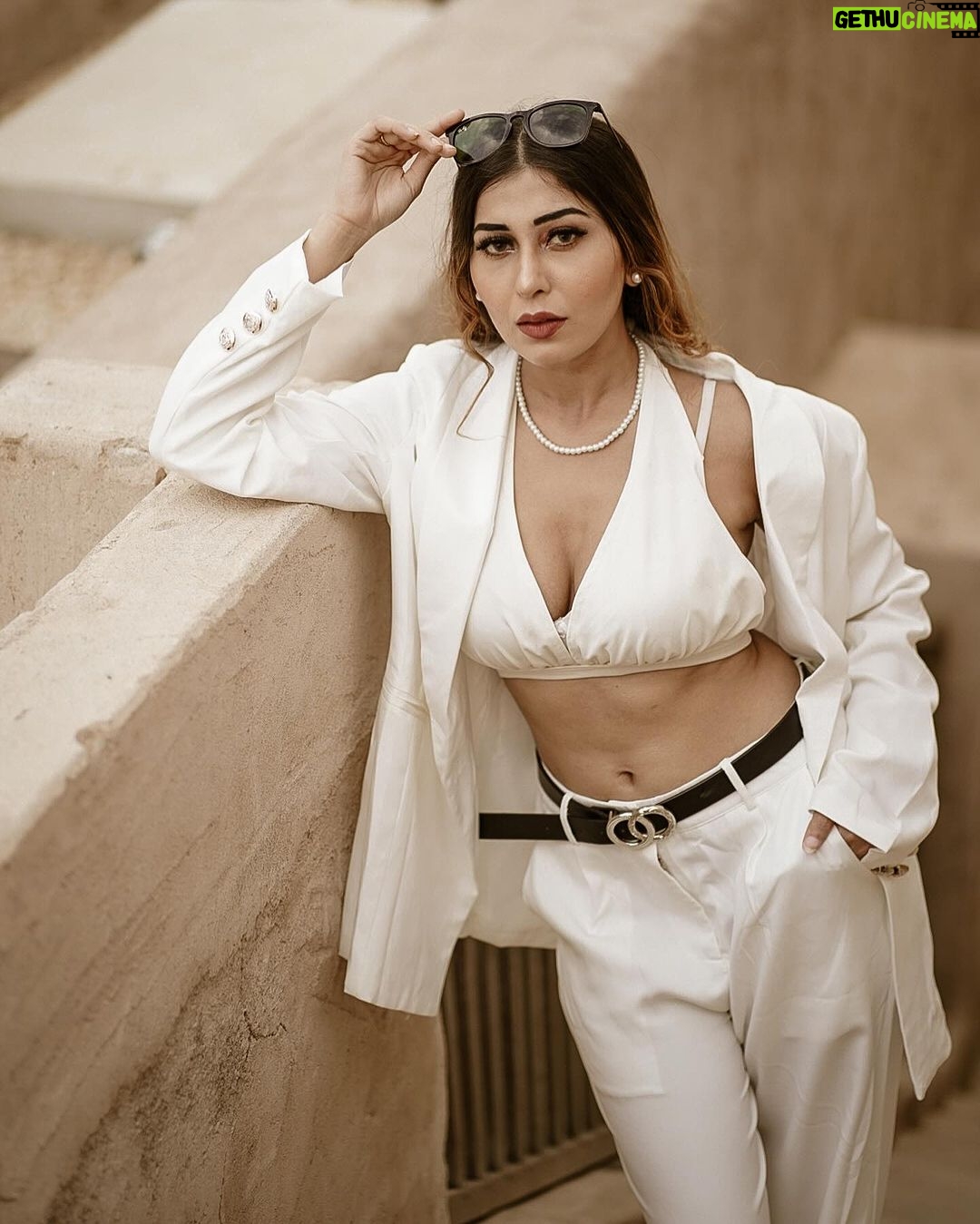 Ruma Sharma Instagram - Why chase you when I’m the catch? . . Shot by - @midhun.mohan_ . #throwbacksaturday #dubaidiaries #rumasharma #bossbabelife #formallook
