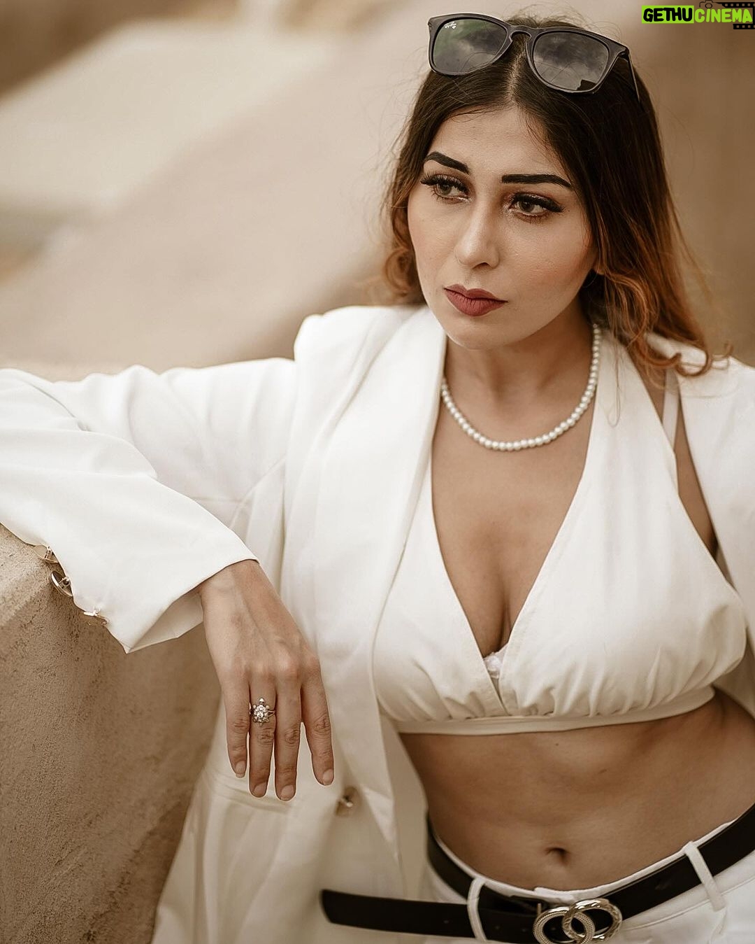 Ruma Sharma Instagram - Why chase you when I’m the catch? . . Shot by - @midhun.mohan_ . #throwbacksaturday #dubaidiaries #rumasharma #bossbabelife #formallook