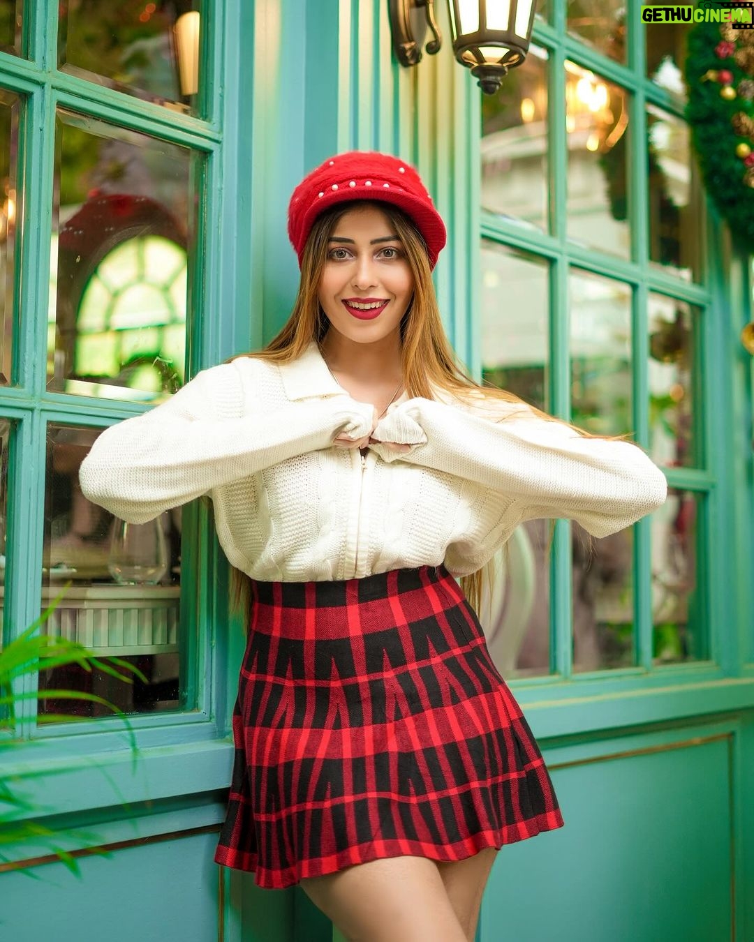 Ruma Sharma Instagram - Spark and shine, it’s #christmastime🎄 Are you ready to meet your Santa 🧑🎄 . Shot by - @gauravrj.photography Edit by - @wasey_rock69 . #decembertoremember #rumasharma #christmasiscoming #yearendingvibes❄️ India