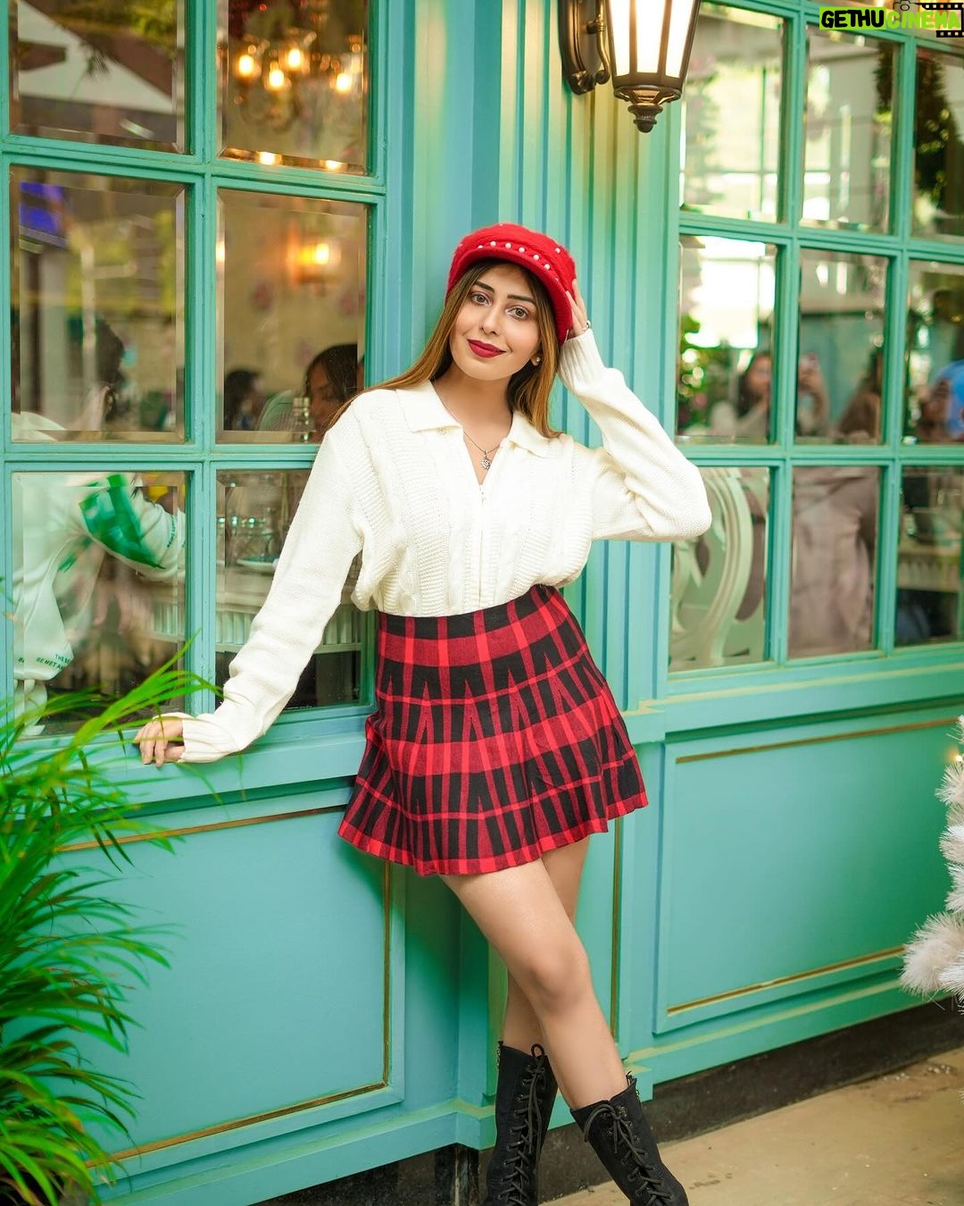Ruma Sharma Instagram - Spark and shine, it’s #christmastime🎄 Are you ready to meet your Santa 🧑🎄 . Shot by - @gauravrj.photography Edit by - @wasey_rock69 . #decembertoremember #rumasharma #christmasiscoming #yearendingvibes❄️ India