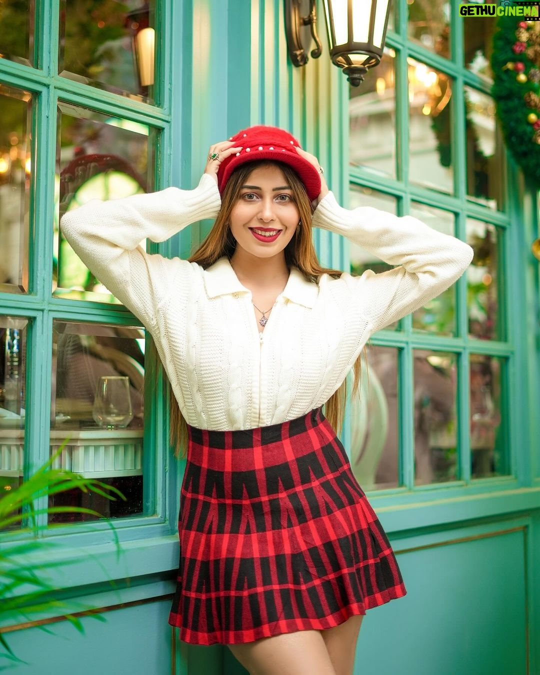 Ruma Sharma Instagram - Spark and shine, it’s #christmastime🎄 Are you ready to meet your Santa 🧑🎄 . Shot by - @gauravrj.photography Edit by - @wasey_rock69 . #decembertoremember #rumasharma #christmasiscoming #yearendingvibes❄️ India