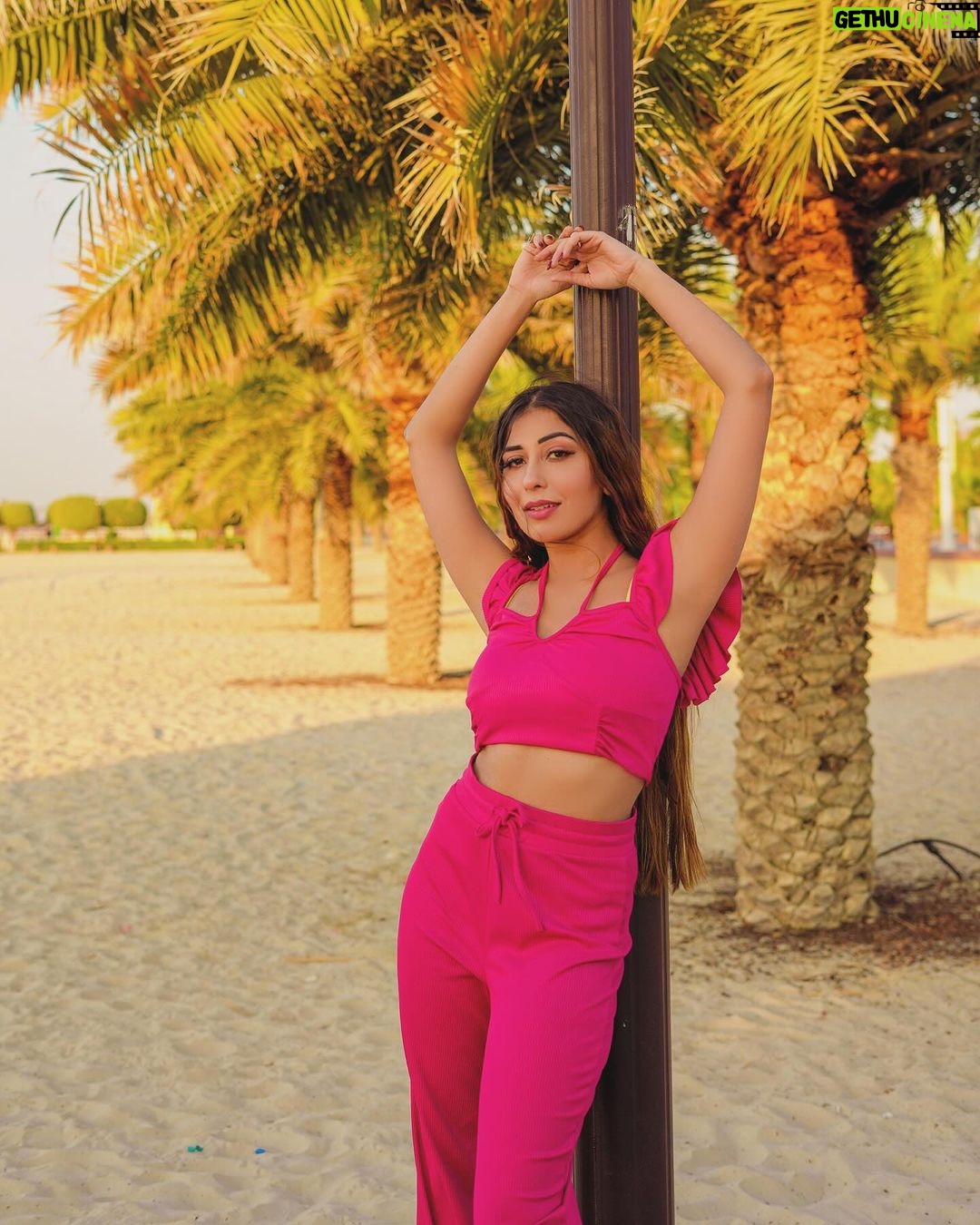 Ruma Sharma Instagram - Your daily sunshine 🌻 . . Edit by - @wasey_rock69 . #rumasharma #goodvibesonly✨ #sunshine☀️ #riseandshine #radiant #creatingmemories❤️ Dubai, United Arab Emirates