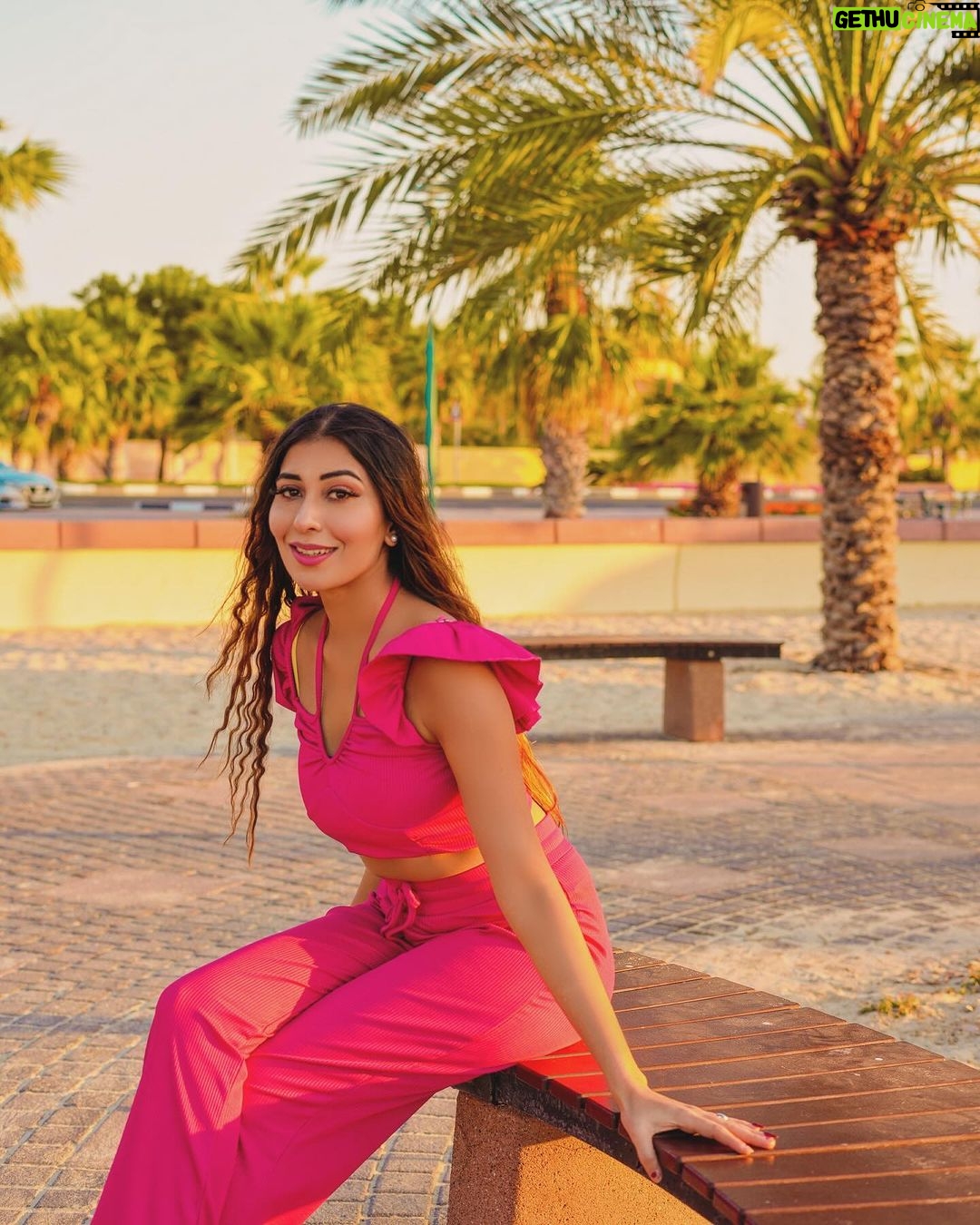Ruma Sharma Instagram - Your daily sunshine 🌻 . . Edit by - @wasey_rock69 . #rumasharma #goodvibesonly✨ #sunshine☀️ #riseandshine #radiant #creatingmemories❤️ Dubai, United Arab Emirates