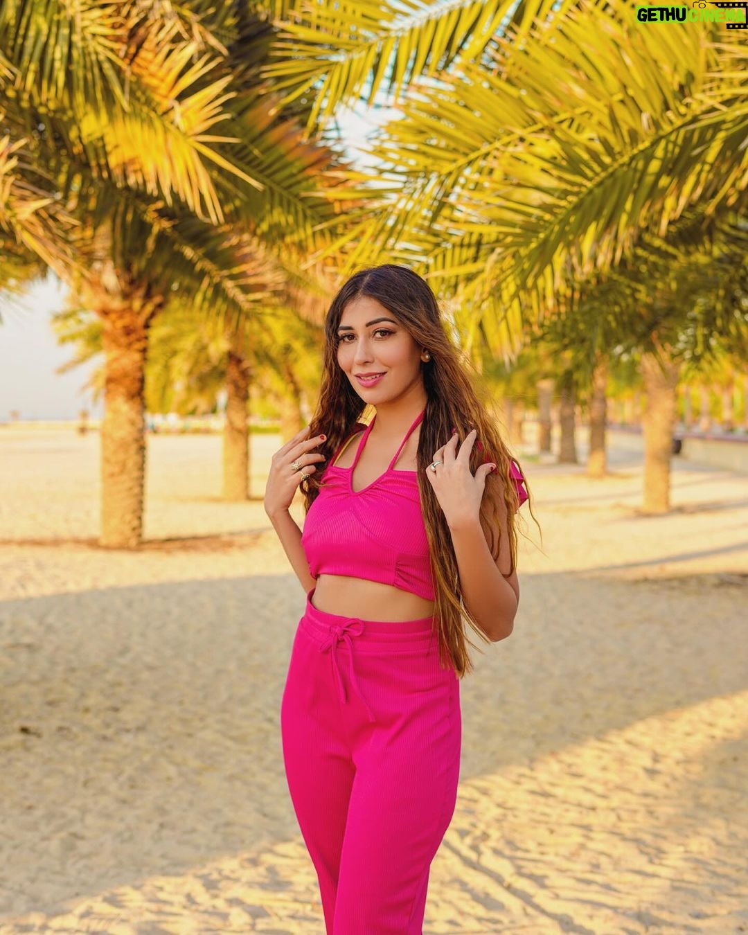 Ruma Sharma Instagram - Your daily sunshine 🌻 . . Edit by - @wasey_rock69 . #rumasharma #goodvibesonly✨ #sunshine☀️ #riseandshine #radiant #creatingmemories❤️ Dubai, United Arab Emirates