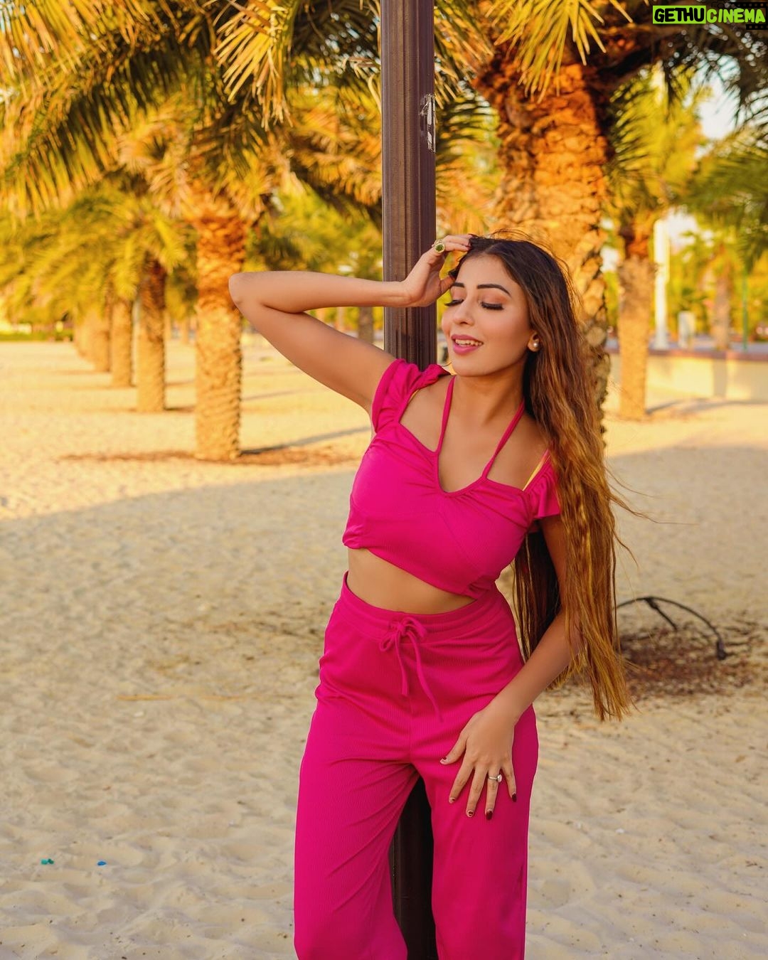 Ruma Sharma Instagram - Your daily sunshine 🌻 . . Edit by - @wasey_rock69 . #rumasharma #goodvibesonly✨ #sunshine☀️ #riseandshine #radiant #creatingmemories❤️ Dubai, United Arab Emirates