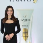 Sıla Türkoğlu Instagram – Bugün @panteneturkiye ve @kadinkanserleri’nin beraber yola çıktığı çok özel ve anlamlı bir etkinlikteyim. Böyle güzel bir projede yer almaktan büyük onur ve gurur duydum. Kanserle mücadele eden kadınlarımızın kahramanlığını gördüğüm ve bu deneyimi paylaşabilme fırsatına sahip olabildiğim için Pantene Türkiye aileme teşekkür ederim . Bu mücadelede hep birlikte, yüksek sesle#BirlikteDahaGüçlüyüz diyoruz! 💛