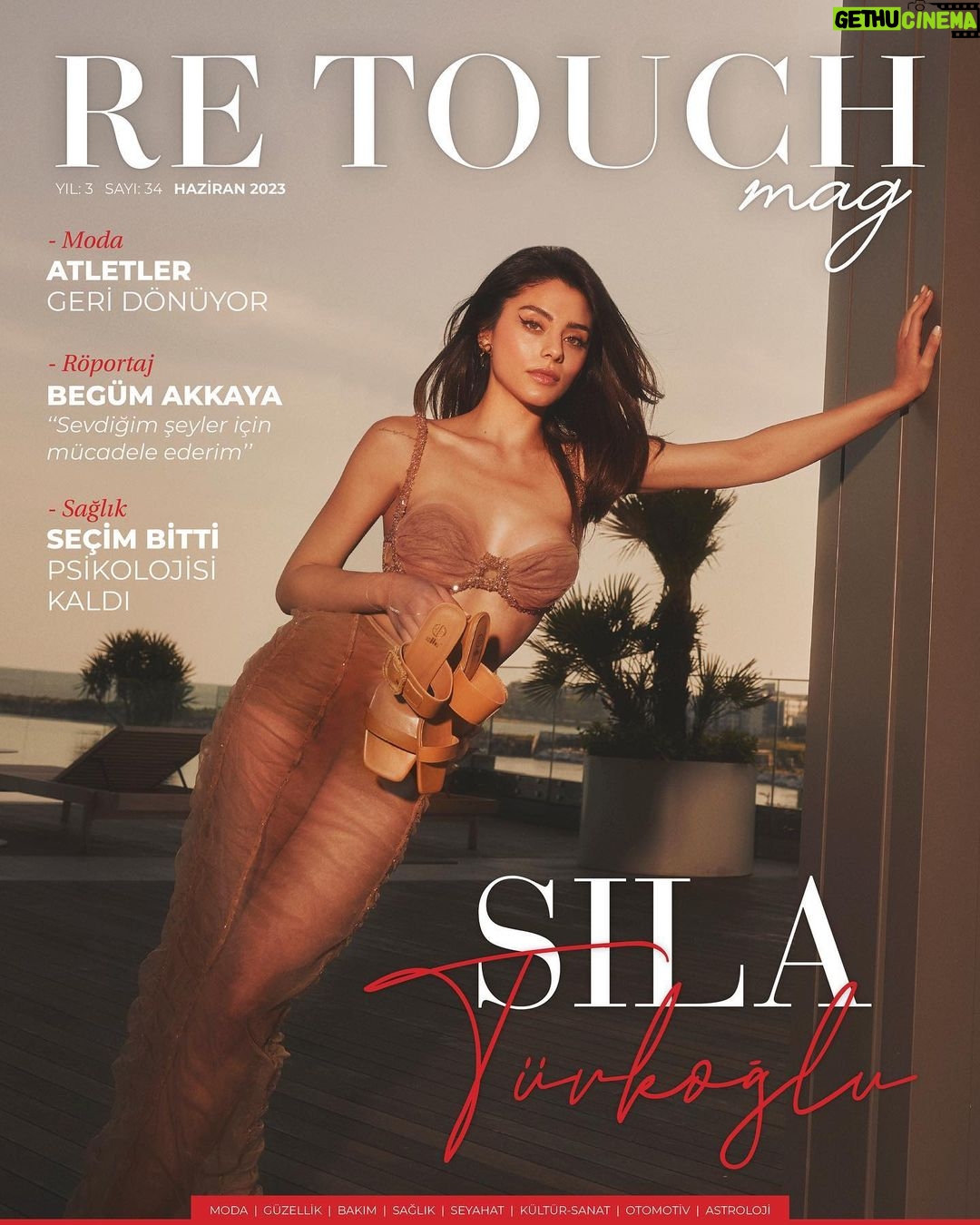 Sıla Türkoğlu Instagram - Haziran ‘23 ✨| @retouchmagist Genel Yayın Yönetmeni @haleceylanbarlas Fotoğraflar @onurdemirdag Röportaj @mukokaya Styling @cestlavie.istanbul Video @yusaebrar Saç @sabitakkaya Makyaj @akinstayn Fotoğrafçı asistanı @evharestiya Styling asistanı @zeyneppbaba Mekan @jwmarmarasea Teşekkürler @sefkatpeker @talentomenajerlik 🤍
