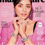 Sıla Türkoğlu Instagram - Yeni mevsimi yeni umutlarla ve yükselen bir yıldızla karşılıyoruz: "Kendimle yavaş yavaş barışıyorum" diyen Sıla Türkoğlu'yla Marie Claire Mart, çok yakında! @silaaturkoglu @theofficialpandora Yayın Direktörü: @isiksimsek Röportaj: @selinerkmen Fotoğraflar: @denizozgun | @asitanestudio Styling: @nazlikayran Styling Asistanları: @ekinsuoktar , @nazlicgundogdu , #BegümGüneş Saç: @ibrahimzengin | @no21istanbul Makyaj: @aslibilge Saç Asistanı: @merverruzgar Makyaj Asistanı: @helnzbek Fotoğraf Asistanları: @atacanbaytok , @muraterdoganph Video Direktörü: @melikemugesahin Kamera Operatörü: @tugayozkann Gaffer: @omerraufaksoy Işık Asistanı: @taner.altundas Video Editörü: @ilydas Produksiyon: @ebrudoner İletişim Ajansı: @ilkbulusma.istanbul #MarieClaireTR #SılaTürkoğlu #KadınlarNerede