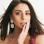 Sıla Türkoğlu Instagram - Sevgili ailem dostlarım ve sevenlerim, 18 Nisan bildiğiniz gibi doğum günüm,bu yıl Kanserli Çocuklara Umut Vakfı'na kanser tedavisi gören çocuklara umut olabilmek için paylaşıyorum. KAÇUV, kanser tedavisi için şehir dışından İstanbul’a gelen maddi olarak dezavantajlı çocuklara ve ailelerine ücretsiz konaklama, psikolojik ve psiko-sosyal destek hizmetleri sunan Aile Evleri kuruyor. Destekleriniz İstanbul'da yer alan Aile Evlerinde bir ailenin konaklayabileceği odanın masrafları için kullanılacak. Kampanyama desteklerinizi bekliyorum. Hadi hep birlikte umut olalım.🫶🏻🥹🤍 @kacuv