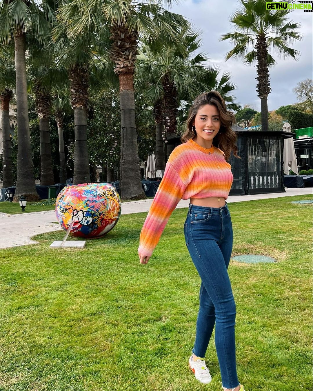 Sıla Türkoğlu Instagram - Ağız dolusu gülmeyi unutmuyoruz 💘✨💘