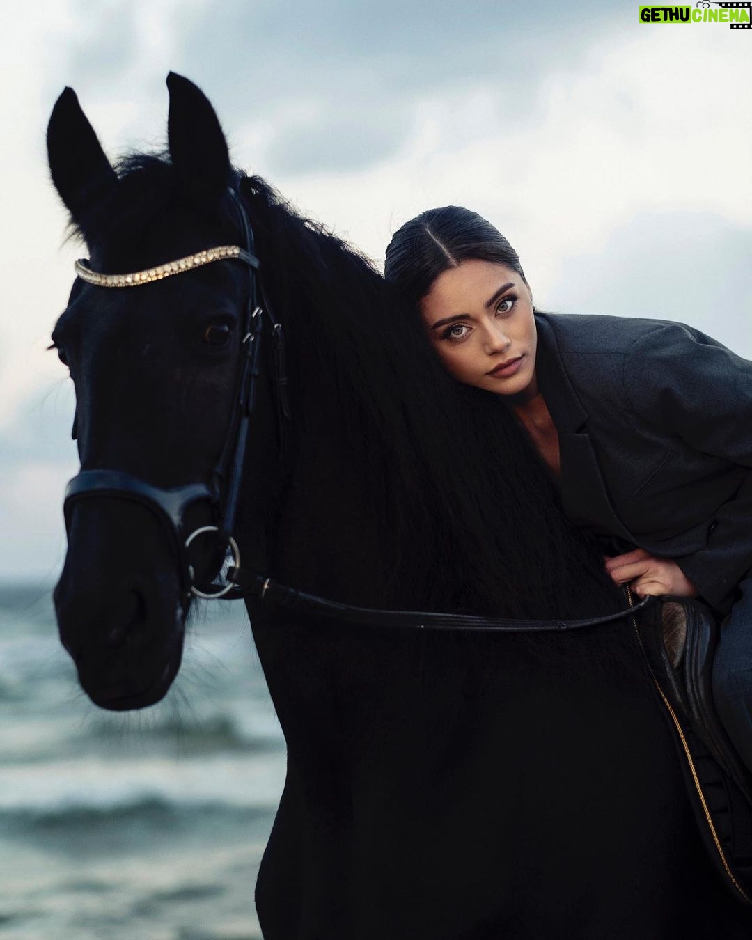 Sıla Türkoğlu Instagram - 👀🤍 Organization: @zisanseckin Photographer: @kvitka.photo Style: @olgakalemci @meryem_ir29 Makeup : @lina_m_u_a_ Hair styling: @sabitakkaya Photography assistant @photoanahor Hair styling assistant @emrekayaci._ Organization assistant @dilaysjoker Stylist team: @true.victoria Horse @carmen.binicilik