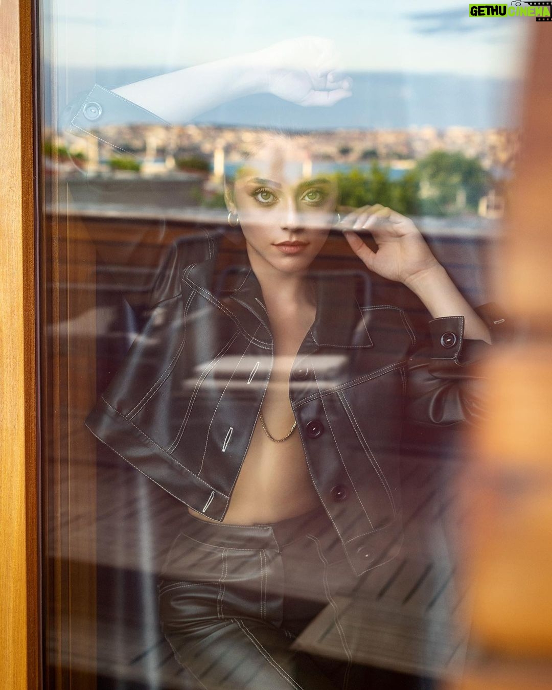 Sıla Türkoğlu Instagram - 🦉 photo by; @cemtalu 🤍 • • hair: @sabitakkaya , @halitnasoffical makeup: @aynnur styling team: @cerenalist , @iremakadam , @crnkaraaa Misafirperverlikleri için ayrıca teşekkürler 🤘🏻🖤 @wistanbul