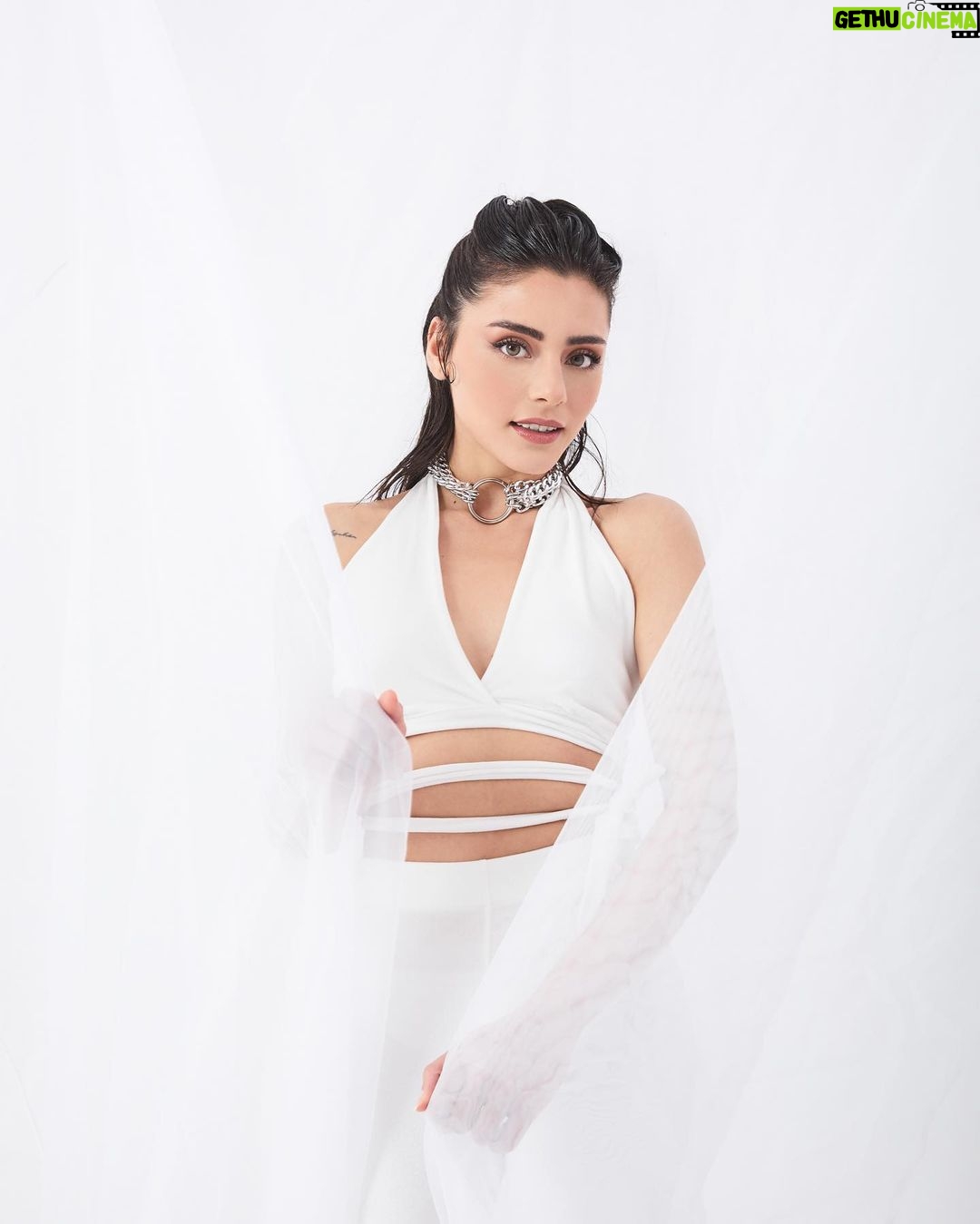 Sıla Türkoğlu Instagram - 🤍 Photographer: @muhammetkayku @kaykustudio Stylist : @mustafacolak @naimeiisik Hair&Makeup : @zeynephalitogullari