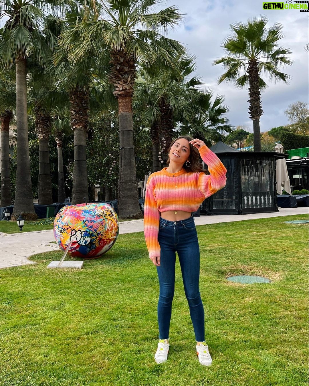 Sıla Türkoğlu Instagram - Ağız dolusu gülmeyi unutmuyoruz 💘✨💘