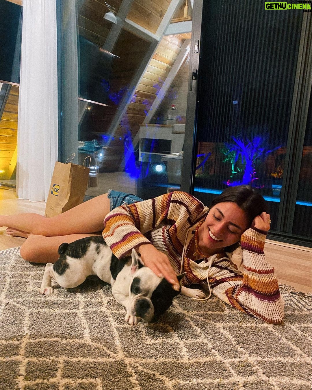 Sıla Türkoğlu Instagram - Burda da dursun istedim.🤍 @lillbuffy