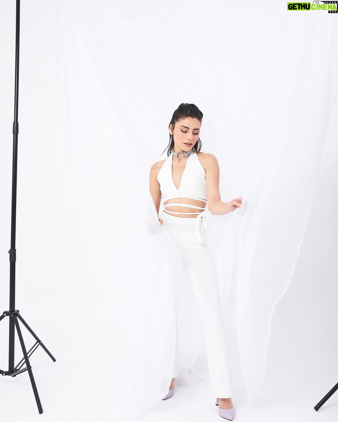 Sıla Türkoğlu Instagram - 🤍 Photographer: @muhammetkayku @kaykustudio Stylist : @mustafacolak @naimeiisik Hair&Makeup : @zeynephalitogullari
