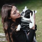 Sıla Türkoğlu Instagram - Sette bi misafir iyi pazarlar diliyor🐶🖤