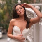 Sıla Türkoğlu Instagram – Baharın tazecik havası, Pandora’nın yeni inci dokunuşlu mücevherleriyle doğaya olan sevgimi daha da derinleştiriyor. Doğanın kusursuzluğunu yansıtan her biri olağanüstü güzellikteki incilerle doğanın beni sarıp sarmaladığını hissediyorum.🤍✨
#BeLove #ShotForPandora @theofficialpandora