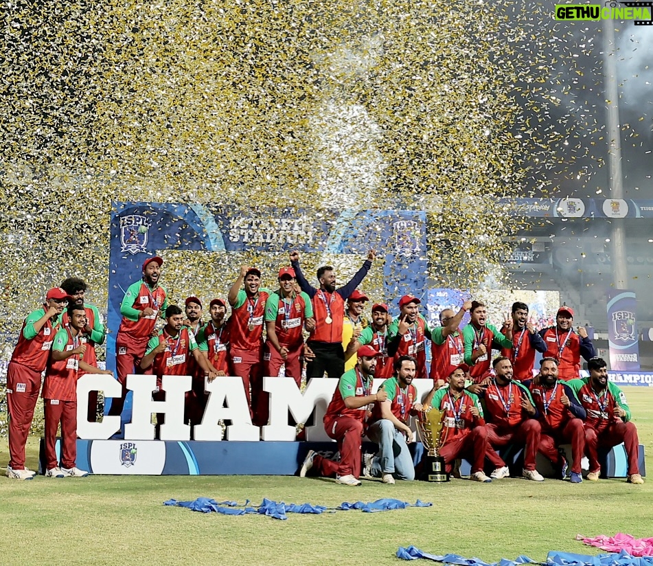 Sachin Tendulkar Instagram - Solid performance by the Tiigers of Kolkata in the @ispl_t10 final. They completely dominated the game right from the start of the proceedings. Congratulations on winning the inaugural edition of the tournament! To all the players that participated, keep working hard and playing the game you love. The sky is the limit if you believe in yourself! #isplt10 #street2stadium