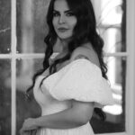 Sahar Moghadass Instagram - عزيزاى دل موزيك ويدئو ( تك ستاره ) چطور بود ؟ دوستتتتتون دارم زيــاد 🩶 Photo : @faezphotography . . #saharmusic #saharmoghaddas #new_music #new_video #tak_setareh