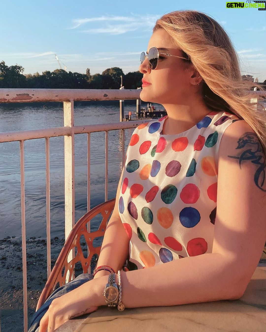 Sahar Moghadass Instagram - زنده بودن نصف زندگيست اما … اميد داشتن همه زندگيست ، ، و من چه بى پروا هميشه اميدوارم 🫶🏻 London, United Kingdom
