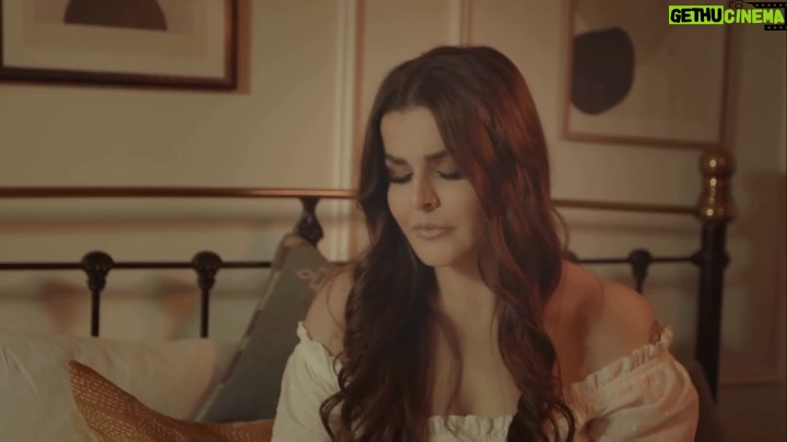 Sahar Moghadass Instagram - همراهان هميشگى و عزيزم موزيك ويدئو ( تك ستاره ) منتشر شد اميدوارم دوستش داشته باشيد🙏🏻 ميتونيد ويدئو كامل رو از چنل يوتيوب ، راديو جوان و همه پلتفرمها تماشا كنيد لينك يوتيوب در قسمت بيو پيج … Producer : @saeedemami_music Director : @mero_kazemi Arragment : @ali_ahmadimusic Music : @aliesmaeili1 Lyrics : @alireza_rasha E_Guitar : @nimaramezan Nylon Guitar : @hemad_kg Mixing&Mastering : @arashpakzad Model : @mehdizati_ Hairstyle : @hairbyazzilondon Makeup : me 😊 Special thanks : @arsalanmusic @faezphotography @roobina_khkh