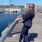 Sahar Moghadass Instagram - برای زیستن دو قلب لازم است قلبی که دوست بدارد قلبی که دوستش بدارند … #sahar #saharmusic #شاملو Kent, United Kingdom