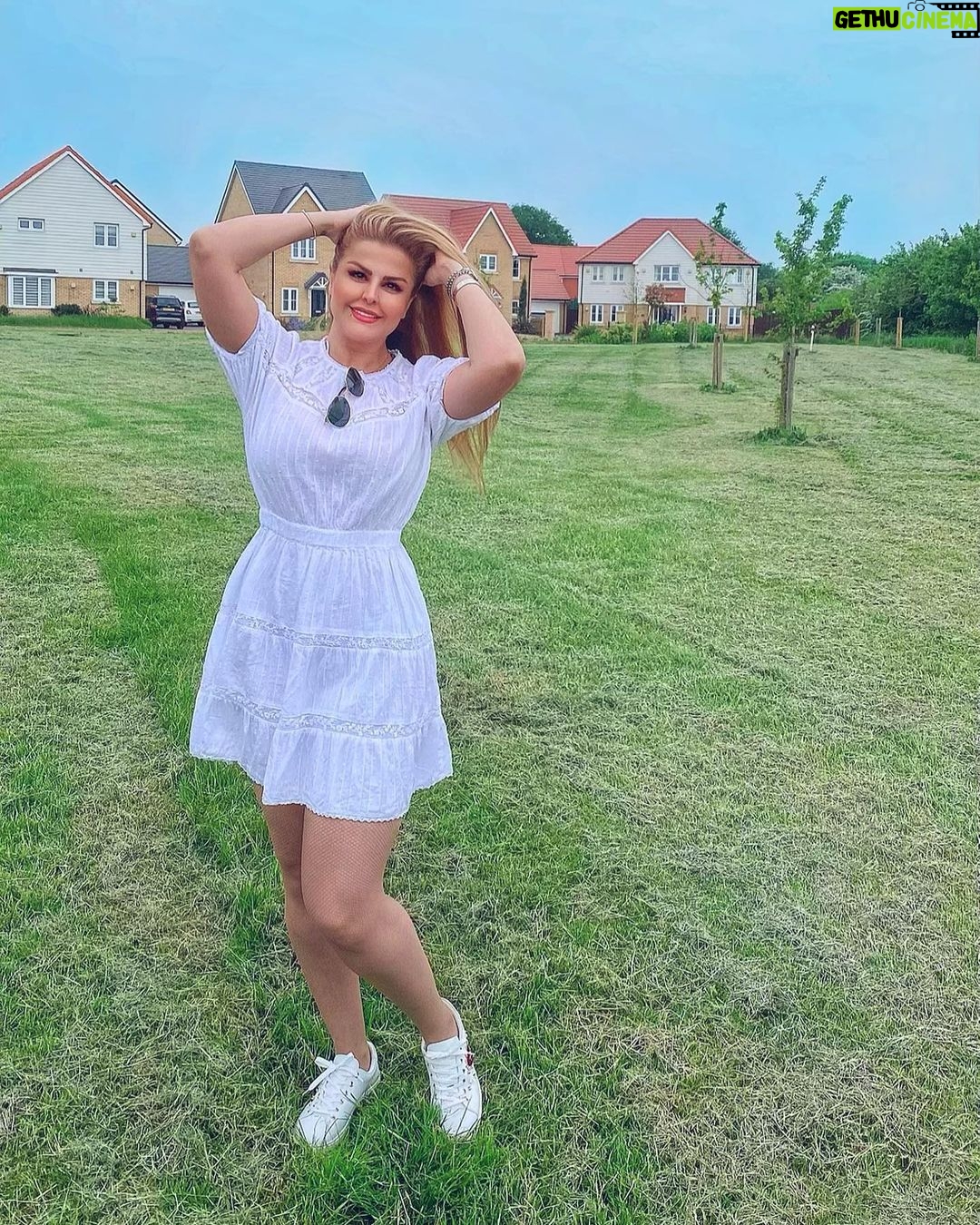 Sahar Moghadass Instagram - . خودتو دوست داشته باش 🤍 . همونطور كه هستى خودتو بپذير 😌 . اونوقت ميبينى چقدر حال دلت بهتره 👌🏻 . تو منحصر به فردى … 🤌🏻 Kent, United Kingdom
