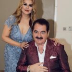 Sahar Moghadass Instagram - يكى از قشنگترين وجذابترين قاب عكسهاى زندگيه من ❤️ چه افتخارى نصيبم شد در اين بازار آشفته موسيقى كه امپراطور موزيك تركيه ( ابراهيم تاتليس بزرگ ) بنده رو از بين همه خوبان انتخاب كردن كه در يك شب و در يك سالن در جوارشون اجرا داشته باشم و چه مهربان و بدون ادعا با من برخورد كردن و چه خاطره شيرينى از خودشون تو ذهنم به جا گذاشتن🥹❤️ اين قاب يكى از بهترين خاطراتم ميشه … . . @ibrahimtatlises 🧡 . #sahar #saharmusic #ibrahimtatlises #concert #turkey #thanks #god Antalya, Turkey
