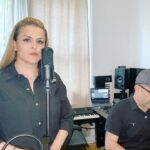 Sahar Moghadass Instagram - اجراى زنده آهنگ هجرت همراه با بابك عزيز … اميدوارم مورد پسندتون باشه پيانو : بابك بروجردى @babakboroujerdi . . . ترانه سُرا : شهيار قنبرى آهنگساز و تنظيم كننده : زنده ياد ناصر چشم آذر خواننده : خانم گوگوش . . . #sahar #music #googoosh #hejrat #cover #shahyarghanbari #nasercheshmazar