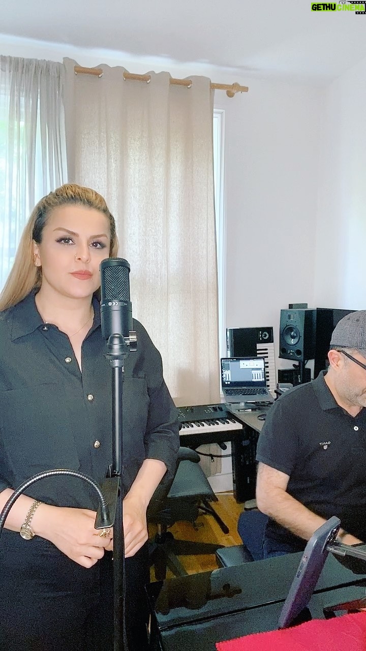 Sahar Moghadass Instagram - اجراى زنده آهنگ هجرت همراه با بابك عزيز … اميدوارم مورد پسندتون باشه پيانو : بابك بروجردى @babakboroujerdi . . . ترانه سُرا : شهيار قنبرى آهنگساز و تنظيم كننده : زنده ياد ناصر چشم آذر خواننده : خانم گوگوش . . . #sahar #music #googoosh #hejrat #cover #shahyarghanbari #nasercheshmazar