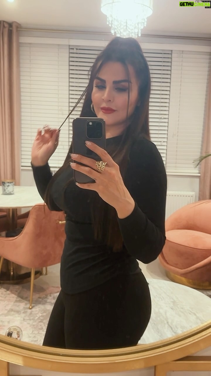 Sahar Moghadass Instagram - اين روزها به سختى ورزش ميكنم براى سلامتيم براى هدفم و براى آيندم … فقط و فقط براى خودمو زندگيم تلاش ميكنم ، نه براى تحسينها و نه انتقادها ،،،، چند روزه يه عده ابراز نگرانى ميكنن كه چاق شدى حواست به خودت باشه ( چون استورى هارو دنبال نميكنن ) يا چرا به خودت نميرسى ١٠٠ كيلو شدى 😅 شما هنوز نميدونى ١٠٠ كيلو چقدر ميشه عزيز جان 😗 من تو تصويرى كه ميبيند ٧٣ كيلو هستم ، دوست عزيز وزن اونقدرها هم كه فكر ميكنيد مهم نيست ، استايل بدنى شما و ميزان چربى بدنتون مهمه ، شما ميتونيد ٨٠ كيلو خوش فرم و ورزشى باشيد يا ٥٠ كيلو بد فرم و بى استايل … اين ويدئو رو گذاشتم براى دوستانى كه نگران سايزو وزن من هستن … 🥹🧿💚 Don’t worry guys 😉