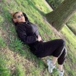 Sahar Moghadass Instagram - من از درياى طوفانى گذر كردم مرا از نم نم باران نترسانيد … . . . هميشه بخند 😊 Regent's Park