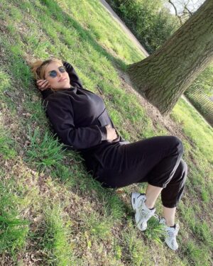 Sahar Moghadass Instagram - من از درياى طوفانى گذر كردم
مرا از نم نم باران نترسانيد … 
.
.
.
هميشه بخند 😊