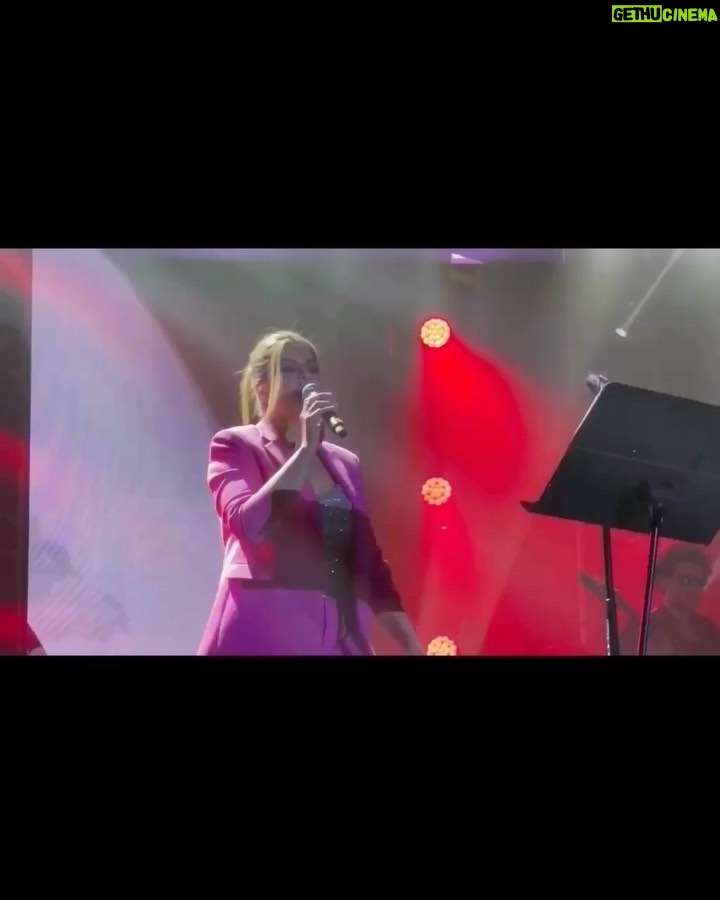 Sahar Moghadass Instagram - يه سلكشن كوتاه از كنسرت شهر وان 🥰 ممنون از همه كسانى كه در اين تور منو همراهى كردن و ممنون از هموطنان نازنينم كه مارو حمايت كردن 🙏🏻❤️ هميشه سپاسگزارتون ميمونم ❤️🔥ممنون از مرتضى عزيز براى ساخت اين ويدئو 🙏🏻🌺 . @siamakgp @saeedemami_music @mortezaa.jabbari @milad_kimyazadeh @kasrakhadivaroriginal @payam.bass @mohammadshabani24 @zhandosman @cagdastopall